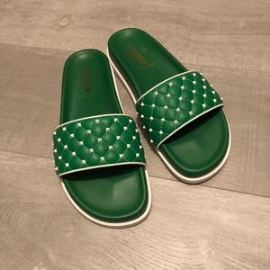 Brand🆕 Valentino Rockstud leather quilted slides
